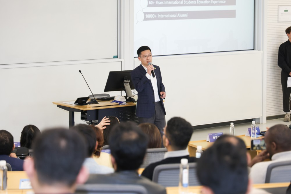 举办关于国际学生实习和就业政策的企业信息发布会